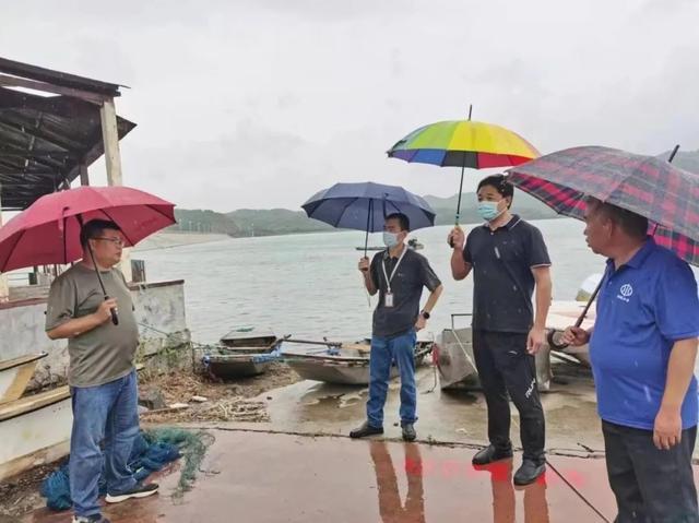 防汛常規物資中主要包含麻袋吸水膨脹袋,無紡布吸水膨脹袋,防汛沙袋,防汛噸袋,防汛編織袋,雨衣,雨靴,雨傘,彩條布,工兵鏟,十字鎬,八磅錘,應急救生包等。