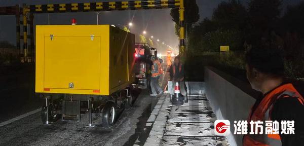 防汛常規物資中主要包含麻袋吸水膨脹袋,無紡布吸水膨脹袋,防汛沙袋,防汛噸袋,防汛編織袋,雨衣,雨靴,雨傘,彩條布,工兵鏟,十字鎬,八磅錘,應急救生包等。