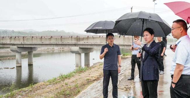 海陽(yáng)市領(lǐng)導(dǎo)開(kāi)展社區(qū)&ldquo;雙報(bào)到&rdquo;和巡河、防汛調(diào)研