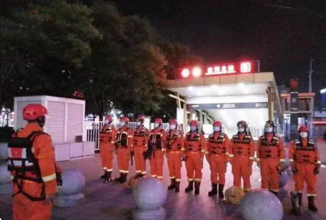 全市青年突擊隊構(gòu)筑防汛&ldquo;青春堤壩&rdquo;